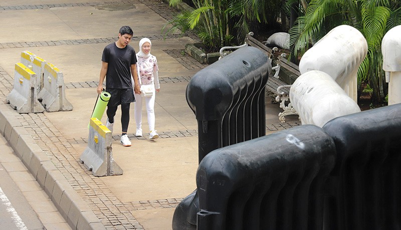 Ada Barrier Penghalang Demo, Pejalan Kaki Kesulitan Lewati Trotoar Dekat Istana - Bagian 2
