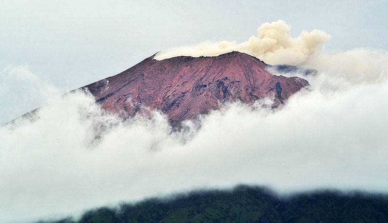 Penampakan Gunung Kerinci Erupsi Keluarkan Awan Panas ke Udara - Bagian 2