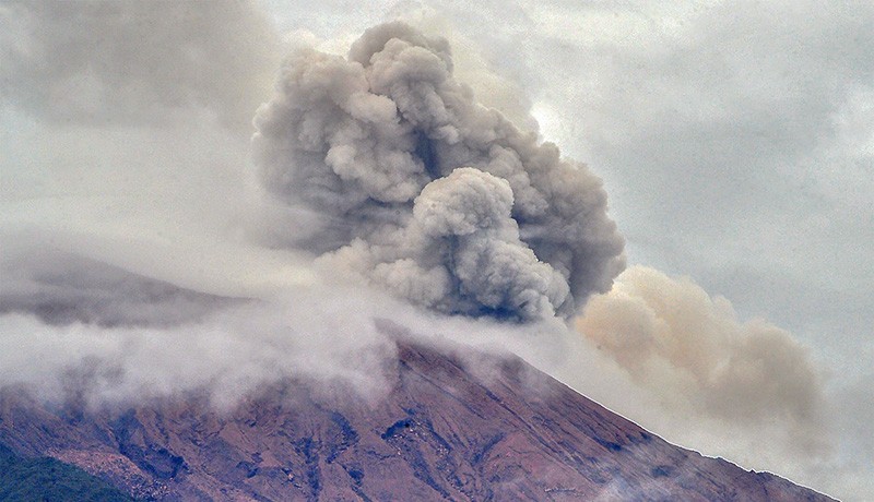 Guguran Abu Vulkanik Gunung Kerinci Jatuh ke Wilayah Solok Selatan