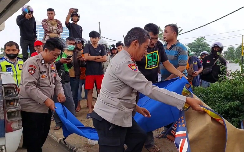 title Seorang Perempuan Tewas Ditabrak Mobil saat Menyeberang Jalan di Jakabaring Palembang Seorang Perempuan Tewas Ditabrak Mobil saat Menyeberang Jalan di Jakabaring Palembang