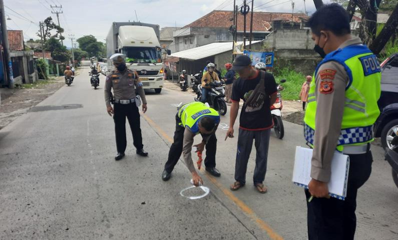 Tragis Pengendara Motor Tewas Jadi Korban Tabrak Lari Saat Nyalip Truk