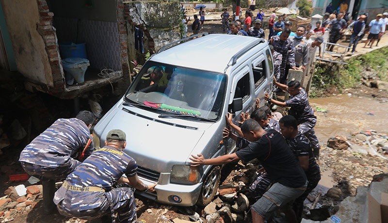 Penampakan Mobil-Mobil Hanyut Terseret Banjir di Banyuwangi - Bagian 2