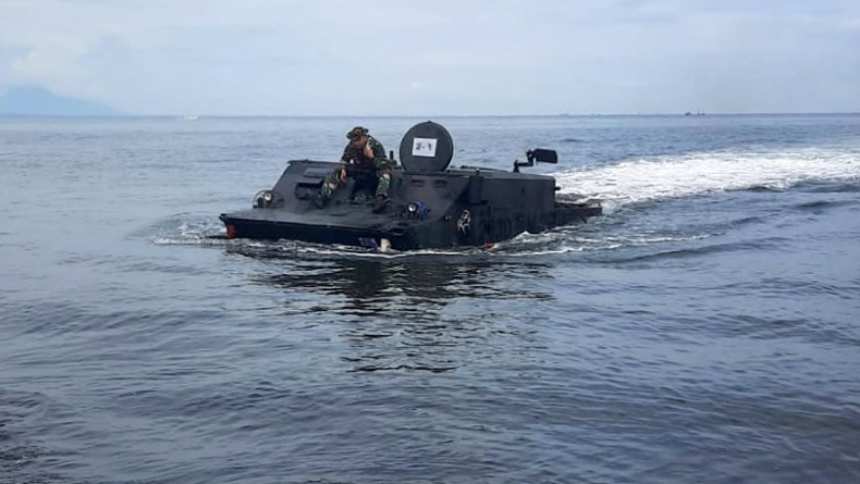 Panser BTR 50 P(M) Marinir Tenggelam di Laut Banongan Situbondo