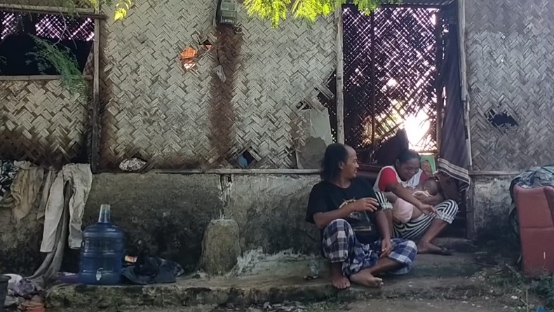title Miris, 1 Keluarga di Indramayu Tinggal di Rumah Tak Layak Huni, Nyaris Roboh dan Kumuh Miris, 1 Keluarga di Indramayu Tinggal di Rumah Tak Layak Huni, Nyaris Roboh dan Kumuh