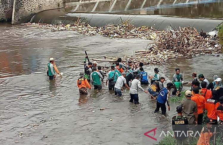 Ribuan Santri Bersihkan Sungai dan Pasar Tradisional di Bantul, Ada Apa?