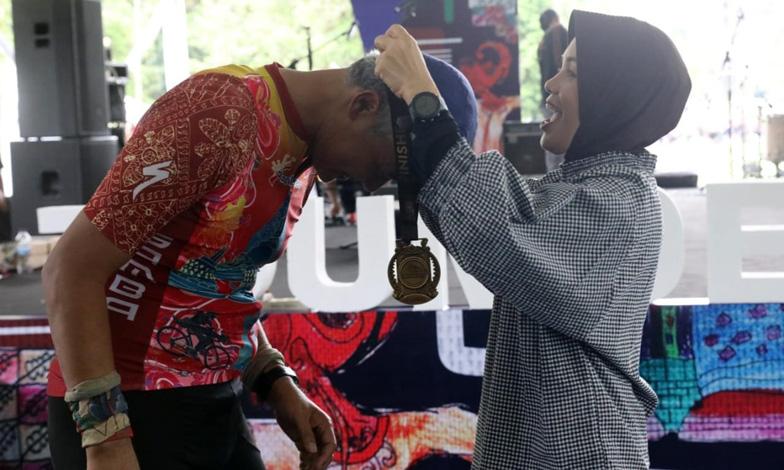 title Momen Mesra Ganjar Dikalungi Medali dan Dicium Siti Atikoh saat Finish Tour de Borobudur Momen Mesra Ganjar Dikalungi Medali dan Dicium Siti Atikoh saat Finish Tour de Borobudur