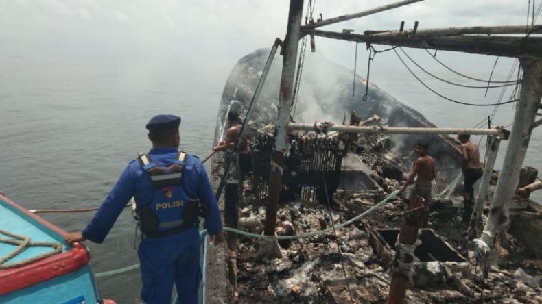 Kapal Pengangkut Cumi Ludes Terbakar Di Perairan Kayong Utara