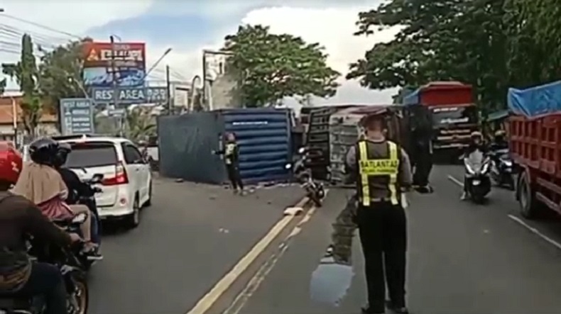 2 Truk Kontainer Ugal-Ugalan Di Jalan Raya Pasuruan, 1 Terguling Tutup ...