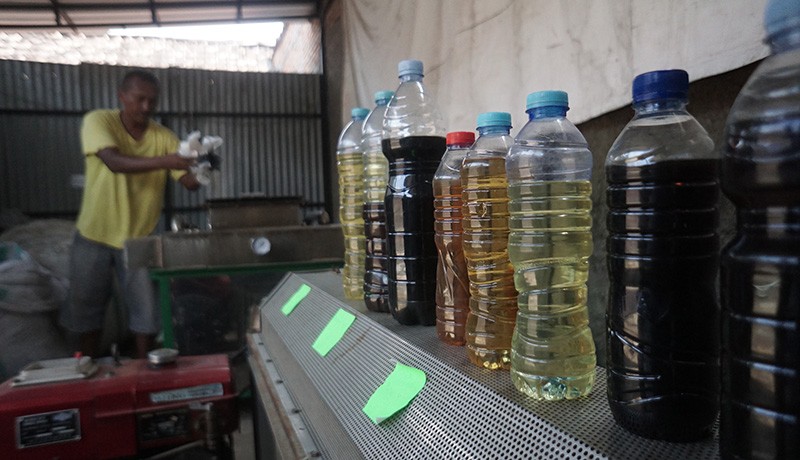 Warga Sukoharjo Buat Bahan Bakar Alternatif dari Sampah Plastik - Bagian 2