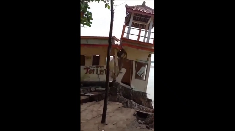 title Video Detik-detik Abrasi Sebabkan Bangunan Roboh di Pantai Soge Pacitan, Warga Heboh Video Detik-detik Abrasi Sebabkan Bangunan Roboh di Pantai Soge Pacitan, Warga Heboh