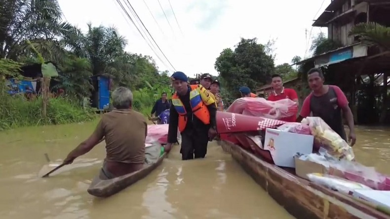 Personel Brimob Pakai Perahu Distribusikan Bantuan ke 66 Desa Terisolasi Banjir Aceh Tamiang