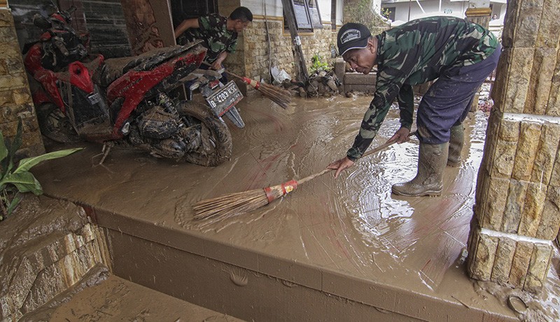 Material Lumpur Banjir Bandang Penuhi Jalan dan Bangunan di Ngaliyan Semarang - Bagian 2