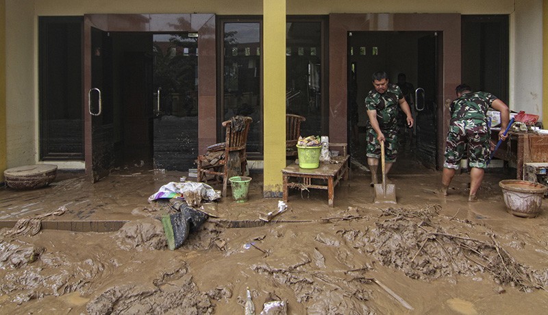 Material Lumpur Banjir Bandang Penuhi Jalan Dan Bangunan Di Ngaliyan ...