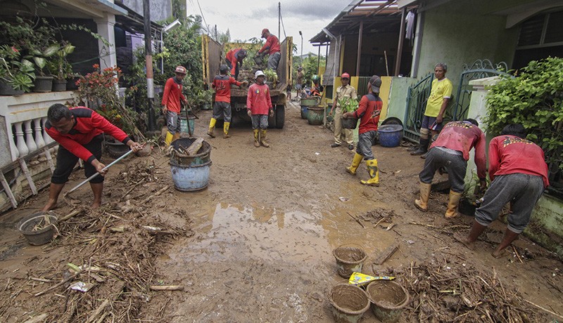 Material Lumpur Banjir Bandang Penuhi Jalan dan Bangunan di Ngaliyan Semarang - Bagian 5