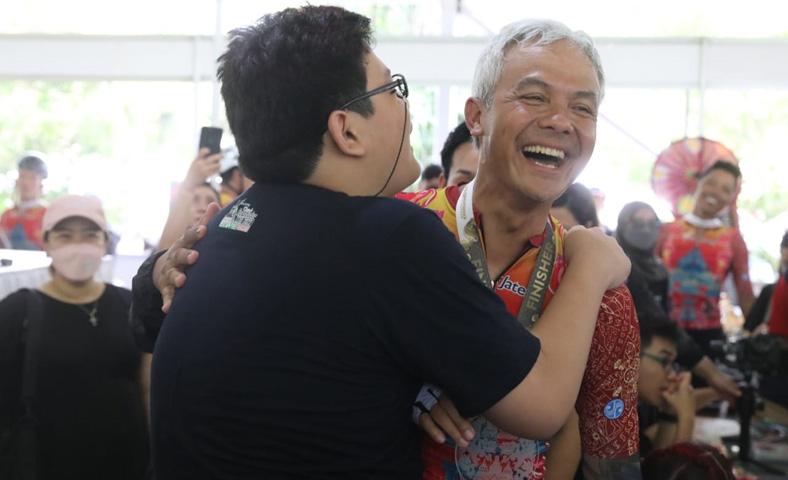 Senangnya Bocah Autisme Bisa Peluk Erat Ganjar saat Tinjau Stan UMKM di Borobudur
