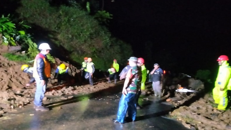 Jalur Cianjur-Bandung via Naringgul Terputus akibat Longsor, Tanah dan Kayu Tutup Jalan