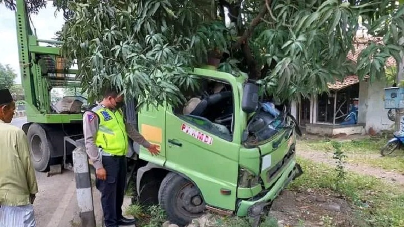 title Sopir Terkejut Diadang Anak Punk, Truk Tabrak Pohon dan Becak di Pekalongan Sopir Terkejut Diadang Anak Punk, Truk Tabrak Pohon dan Becak di Pekalongan