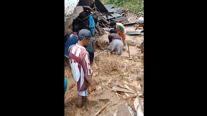 title Tebing Gunung Gumitir di Jember Longsor Timpa Rumah Warga, 1 Tewas Tertimbun Tebing Gunung Gumitir di Jember Longsor Timpa Rumah Warga, 1 Tewas Tertimbun