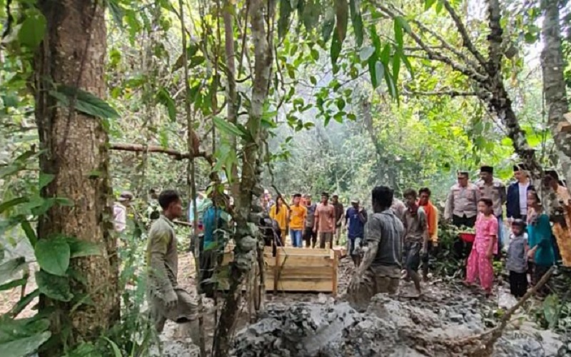 Pembunuhan Mayat dalam Kubangan Lumpur Diduga Terencana, Korban Ditembak dan Ditombak