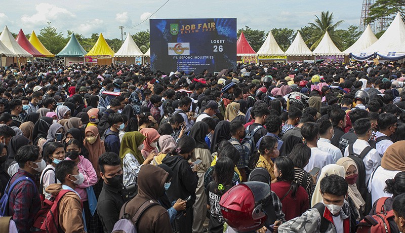 Ribuan Orang Berdesakan Melamar Kerja di Kota Batam - Bagian 2