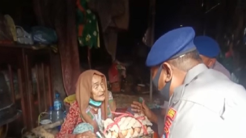Nenek Sebatang Kara Hidup dengan Seekor Kucing di Banjarmasin, Semringah Dapat Bantuan