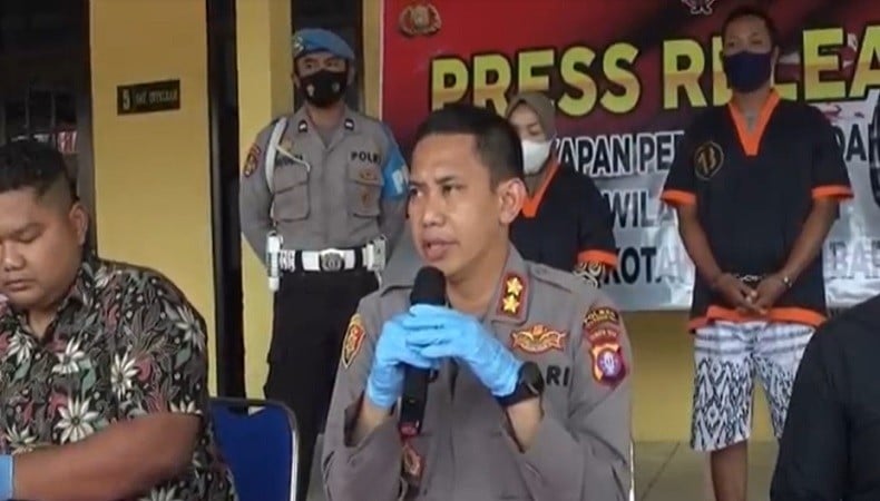 title Baru Bebas Penjara Suami di Kalbar Ajak Selingkuhan Edarkan Sabu, Ditangkap dalam Bus Baru Bebas Penjara Suami di Kalbar Ajak Selingkuhan Edarkan Sabu, Ditangkap dalam Bus