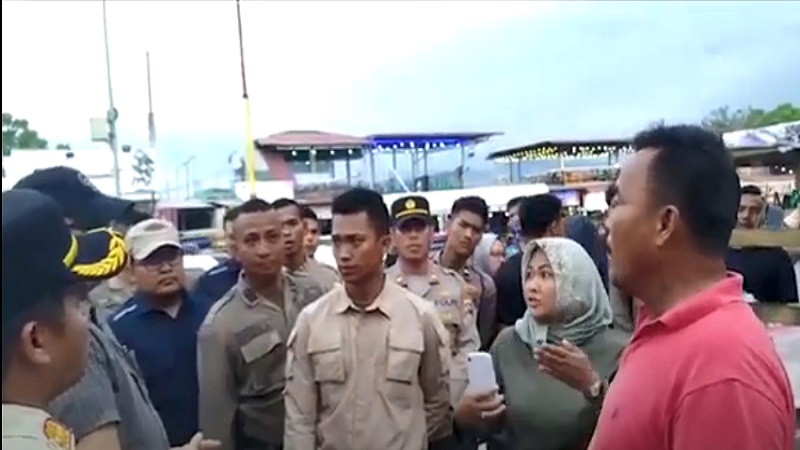 Penertiban PKL di Kawasan Wisata Pantai Purus Padang Ricuh, Pedagang Adang Petugas