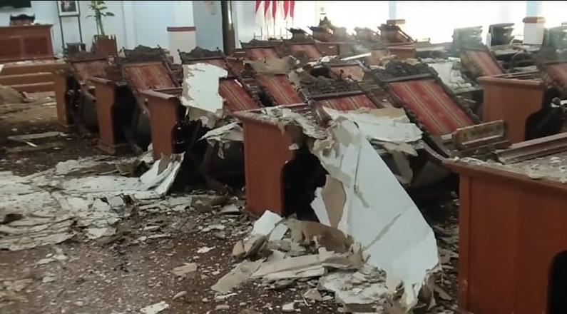 Penampakan Plafon Ruang Paripurna DPRD Pekalongan Ambrol Diterjang Puting Beliung