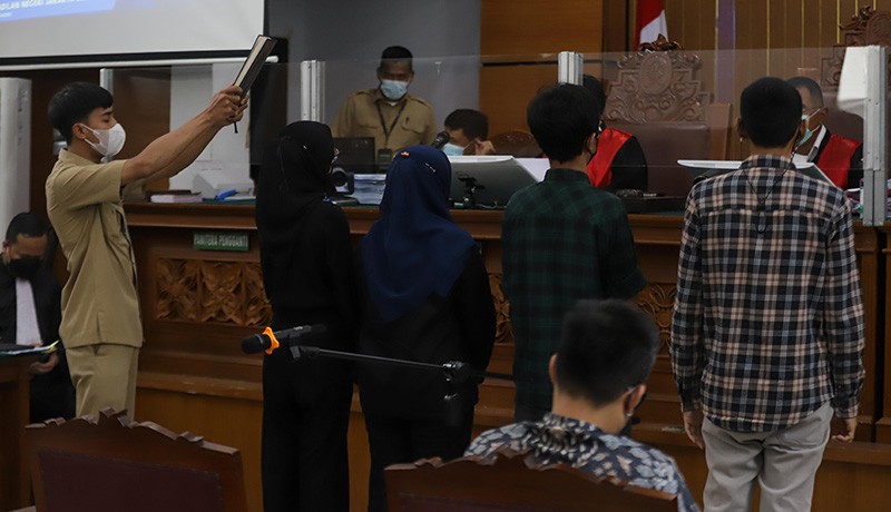 Foto Richard Eliezer, Ricky Rizal dan Kuat Ma'ruf dalam Satu Ruang Sidang - Bagian 4