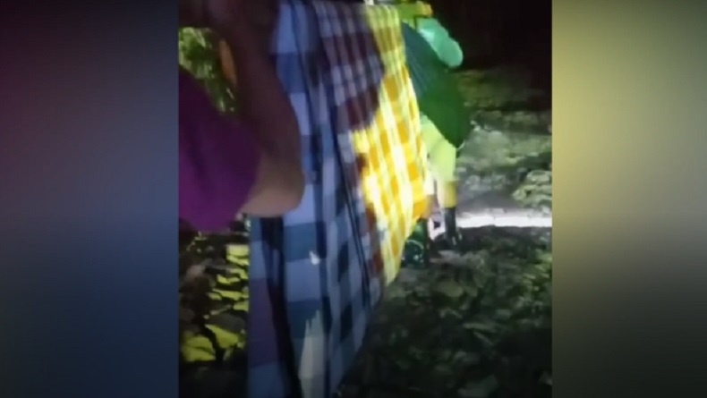 Viral Ibu usai Melahirkan Ditandu Sejauh 7 Km gegara Jalan Rusak Tak Bisa Dilewati Mobil
