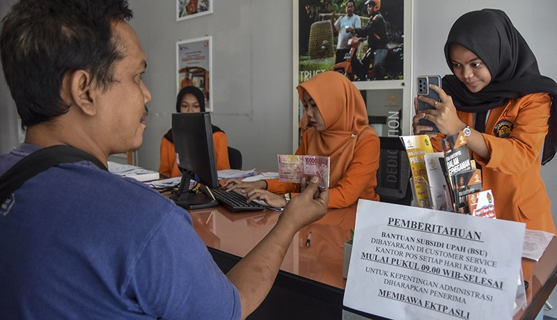 Suasana Pencairan Bantuan Subsidi Upah Rp600.000 Tahap 7 di Kantor Pos - Bagian 1
