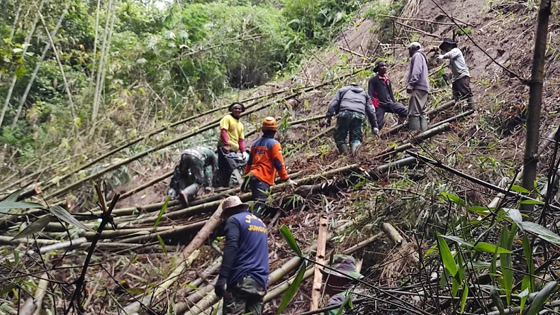 Cegah Banjir Bandang, Petugas Gabungan Bersihkan Hulu Sungai Brantas di Batu 