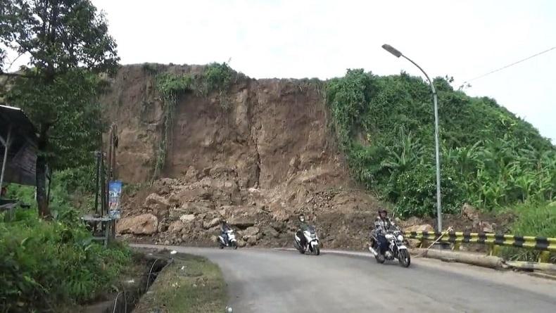 Rawan Longsor, Pengguna Jalan Untung Suropati di Kota Semarang Diminta Waspada 