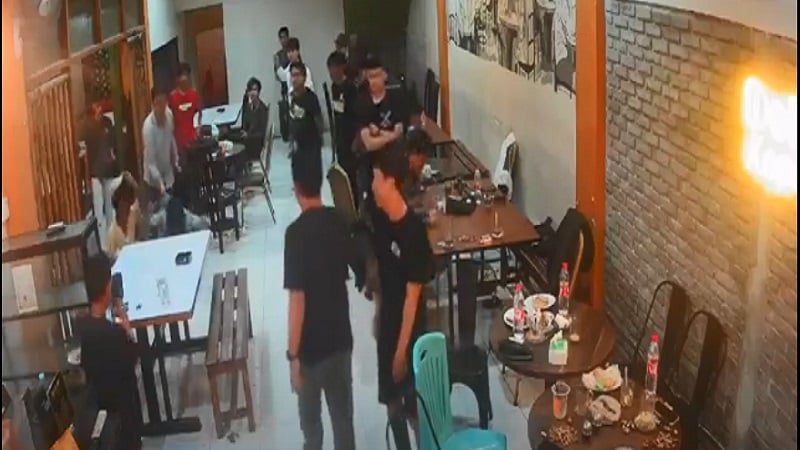 7 Orang yang Serang Pengunjung Kafe Berisi Polisi dengan Busur dan Parang Ditangkap, 1 Buron