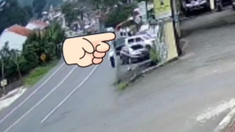 title Terekam CCTV, 4 Pelajar di Semarang Tertabrak Mobil Sedan Terekam CCTV, 4 Pelajar di Semarang Tertabrak Mobil Sedan