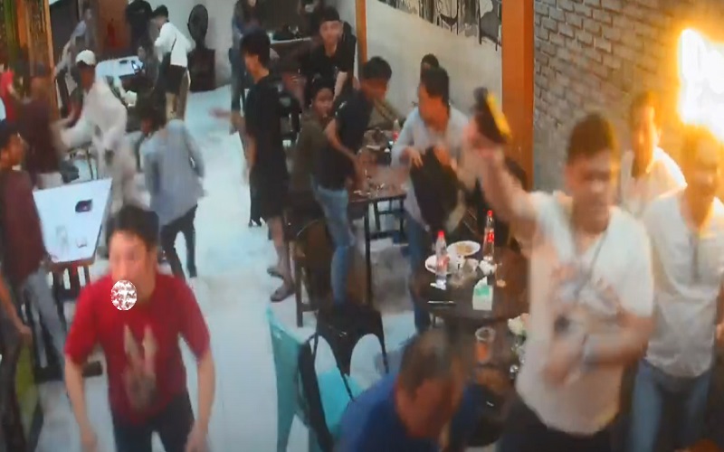 Detik-detik Kafe Berisi Polisi Diserang Sekelompok Pemuda dengan Busur dan Parang
