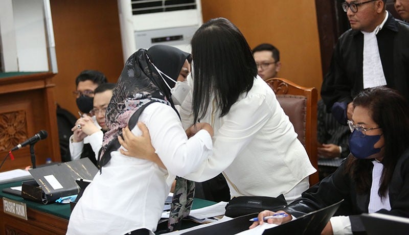 Putri Candrawathi Peluk Susi Asisten Rumah Tangga - Bagian 3