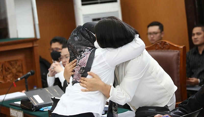 Putri Candrawathi Peluk Susi Asisten Rumah Tangga - Bagian 1