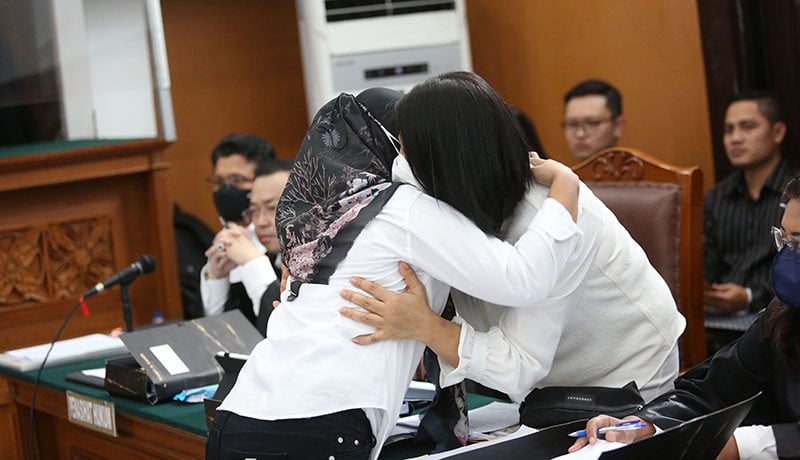 Putri Candrawathi Peluk Susi Asisten Rumah Tangga - Bagian 2