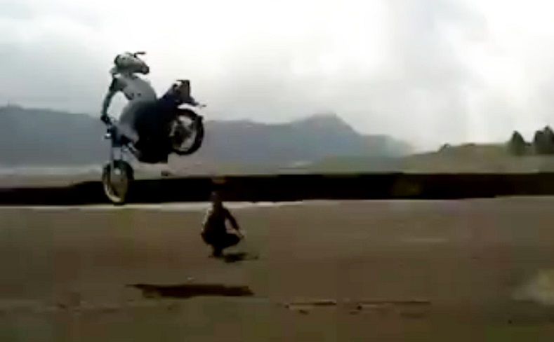 Tragis, Remaja Asal Malang Tewas usai Atraksi Jumping di Lautan Pasir Bromo