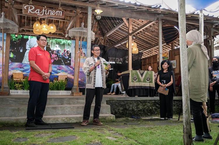 title Sandiaga Uno Sebut UMKM Miliki Peran Strategis Hadapi Resesi Ekonomi Sandiaga Uno Sebut UMKM Miliki Peran Strategis Hadapi Resesi Ekonomi