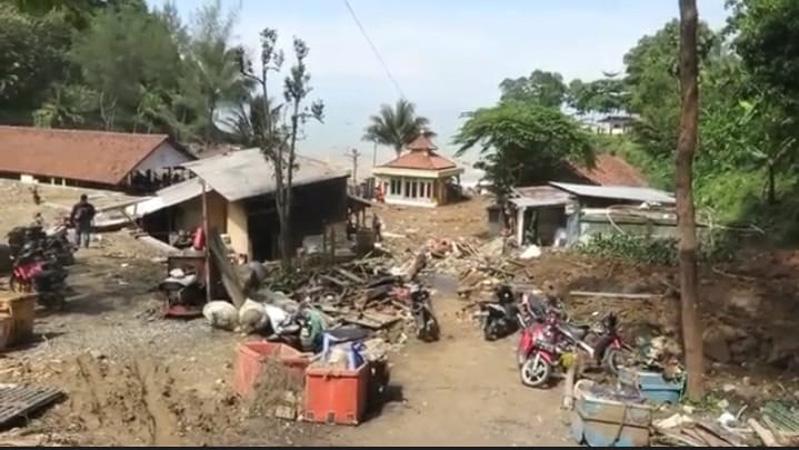 Tebing Setinggi 15 Meter Longsor Tutup Akses Jalan, Pantai Menganti Ditutup Sementara
