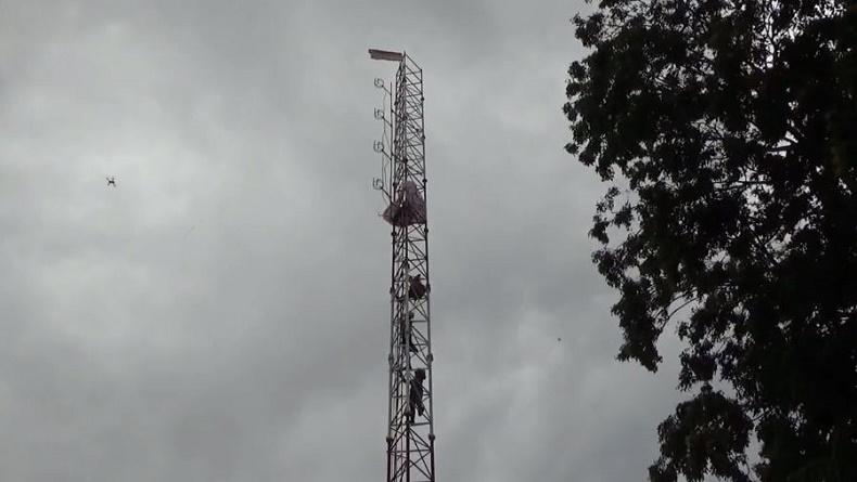 title Heboh Pria di Sikka Panjat Tower Sambil Bawa Bensin, Sudah 2 Hari Tak Mau Turun Heboh Pria di Sikka Panjat Tower Sambil Bawa Bensin, Sudah 2 Hari Tak Mau Turun