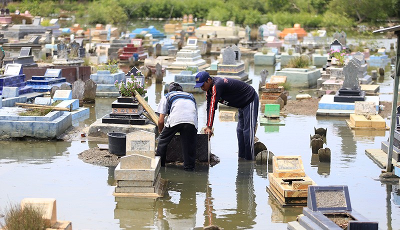 Banjir Rob Rendam Kawasan Pemakaman di Indramayu - Bagian 1