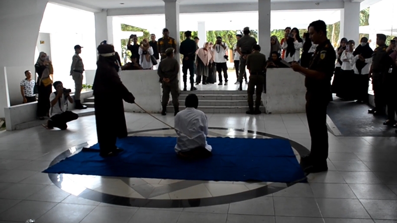 title Mesum, Perempuan Pelanggar Syariat Islam di Aceh Dihukum Cambuk Mesum, Perempuan Pelanggar Syariat Islam di Aceh Dihukum Cambuk