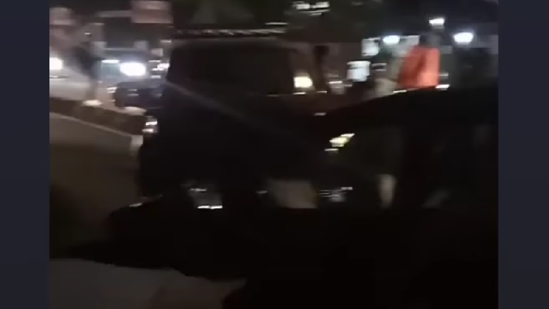 Ford Ranger Naik Separator lalu Tabrak Avanza di Jalan Gatsu Bandung, 3 Orang Terluka