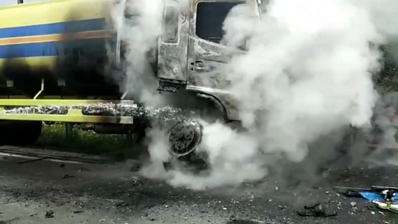 Truk Tangki dan Motor Tabrakan hingga Terbakar di Mesuji, Ayah dan Anak Tewas
