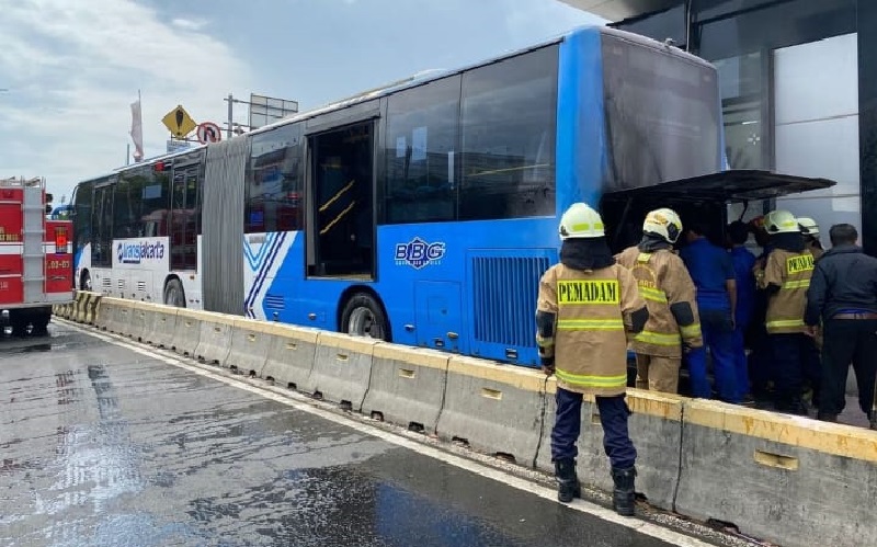 Transjakarta Pastikan Tak Ada Korban Jiwa dalam Kebakaran Mesin Bus di Rawamangun 
