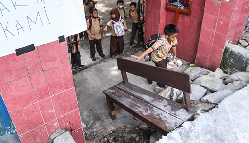 Penampakan Proyek Trotoar Halangi Akses Sekolah di Depok, Siswa Kesulitan Masuk - Bagian 2