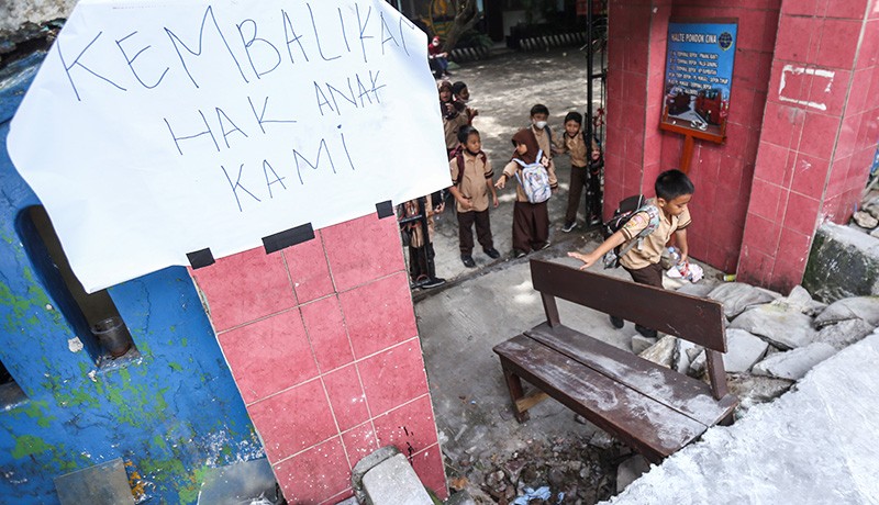 Penampakan Proyek Trotoar Halangi Akses Sekolah di Depok, Siswa Kesulitan Masuk - Bagian 1